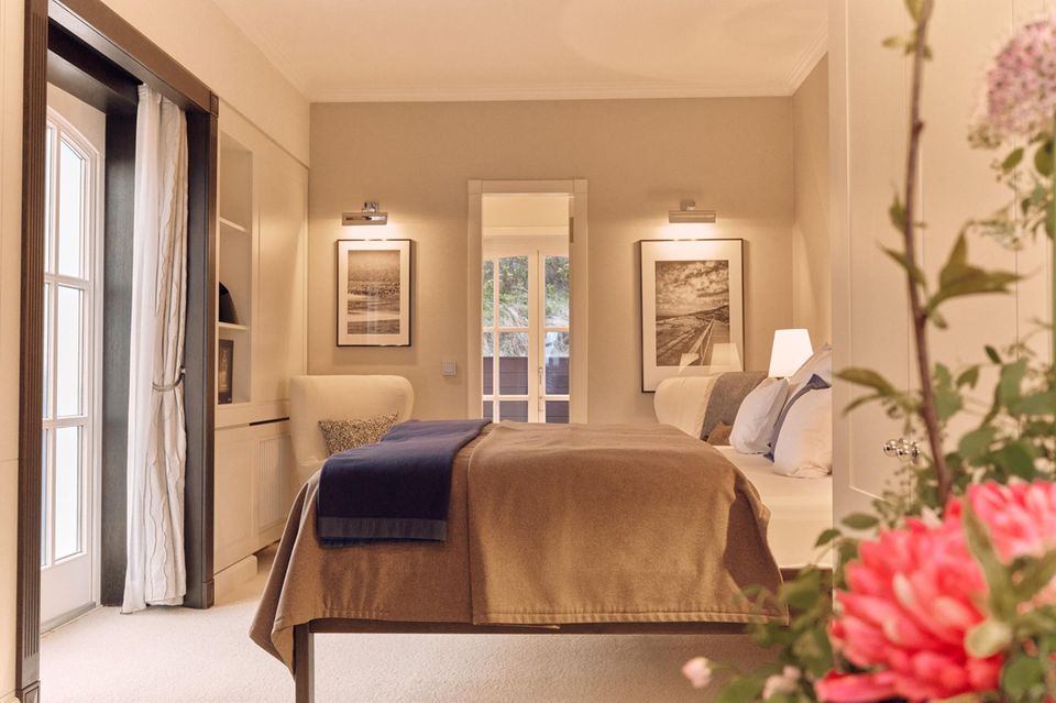 Die Zimmer sind elegant eingerichtet und bieten im Erdgeschoss einen Zugang zur eigenen Terrasse