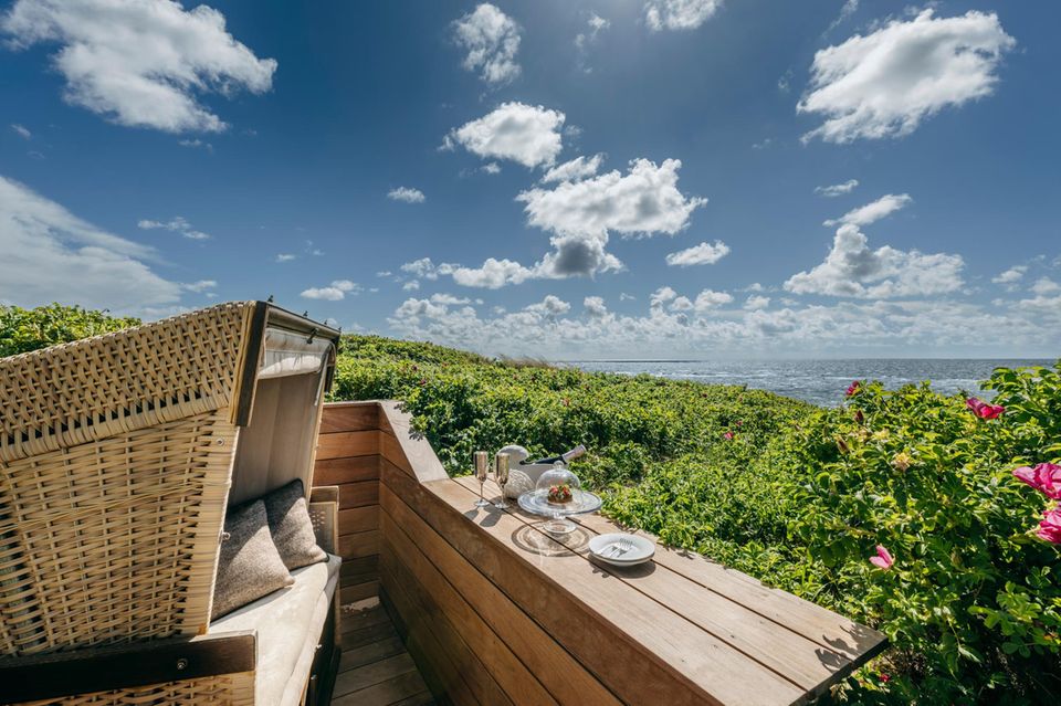 Zu jedem der 15 geräumigen Zimmer, Maisonetten und Suiten gehört ein eigener Strandkorb am Privatstrand