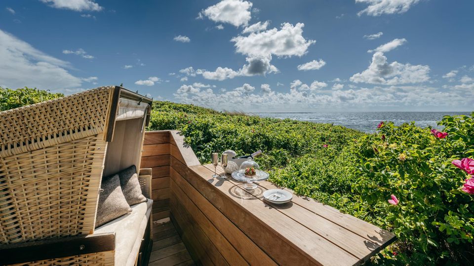 Zu jedem der 15 geräumigen Zimmer, Maisonetten und Suiten gehört ein eigener Strandkorb am Privatstrand