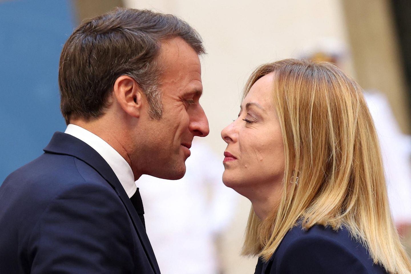 Frankreichs Präsident Macron und Italiens Regierungschefin Meloni begrüßen sich