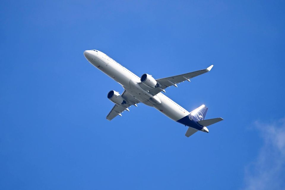 Lufthansa-Flugzeug in der Luft