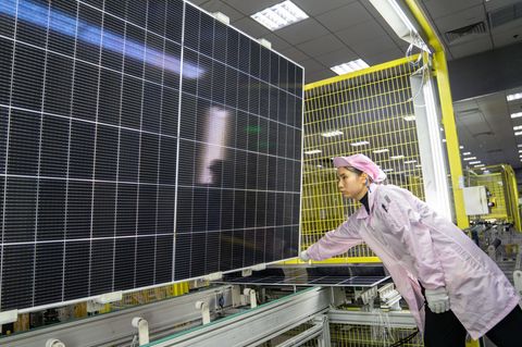 Herstellung von Solarmodulen bei GCL Technology