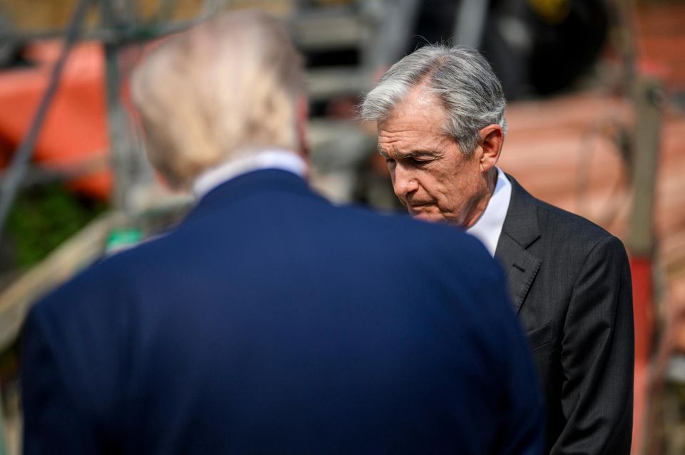 Donald Trump spricht mit Jerome Powell
