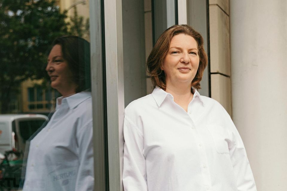Constanze Buchheim, 44 anos, é a fundadora da consultoria de recursos humanos i-Potentials. Ela desempenhou um papel fundamental no desenvolvimento de talentos nos primeiros anos da economia digital alemã. Hoje, ela e sua equipe assessoram empresas familiares e corporações na ocupação de cargos de liderança e na transição para modelos de negócios digitais. Buchheim é membro da Comissão de Monopólios desde 2022.