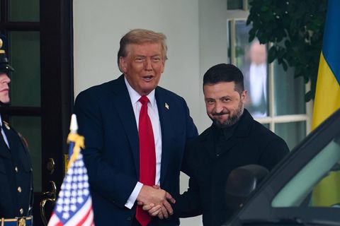 Der Präsident der Ukraine, Wolodymyr Selenskyj, und US-Präsident Donald Trump geben sich vor einem Treffen im Weißen Haus in Washington die Hand.