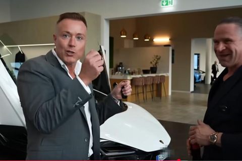 S&K-Gründer Jonas Köller (links) und Stephan Schäfer vor einem weißen Lamborghini