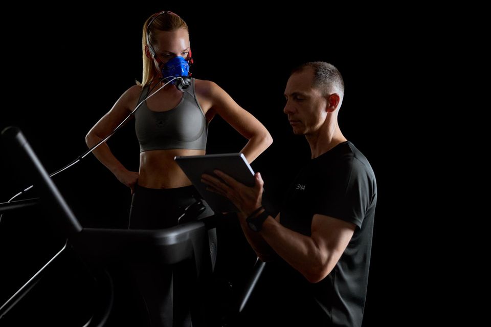 Unter ärztlicher Aufsicht oder mit einem Personal Trainer lässt sich das Workout erheblich optimieren