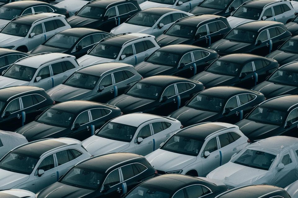 Warten auf die erste Fahrt: Das Neuwagen-Geschäft in Deutschland läuft derzeit vor allem bei Flotten- und Dienstwagen. Vom Geschäft profitieren auch Carsharing-Anbieter.