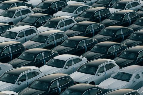 Warten auf die erste Fahrt: Das Neuwagen-Geschäft in Deutschland läuft derzeit vor allem bei Flotten- und Dienstwagen. Vom Geschäft profitieren auch Carsharing-Anbieter.