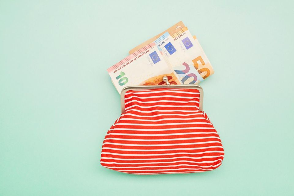 Euro banknotları cüzdanda görülebilir