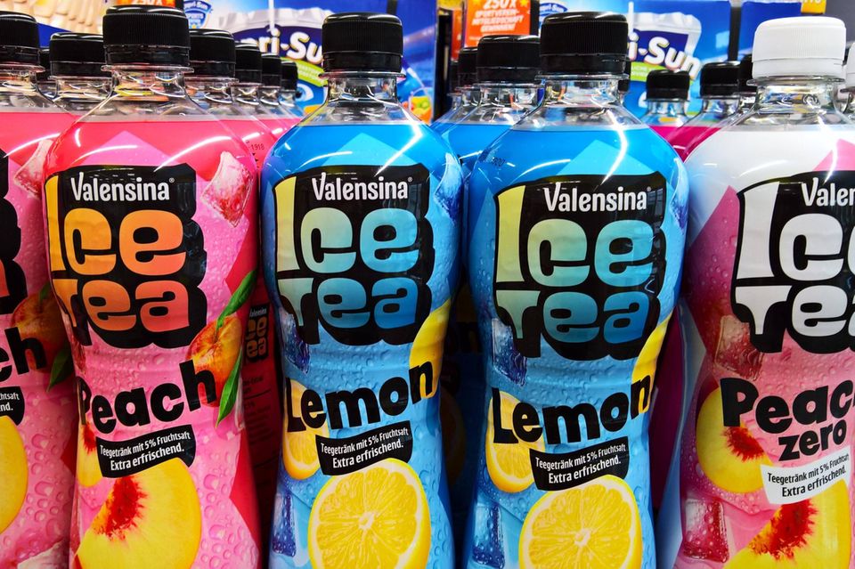 Eistee von Valensina steht in einem Supermarkt