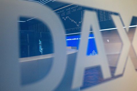Auf einer Anzeigetafel wird die Kurve des Dax dargestellt