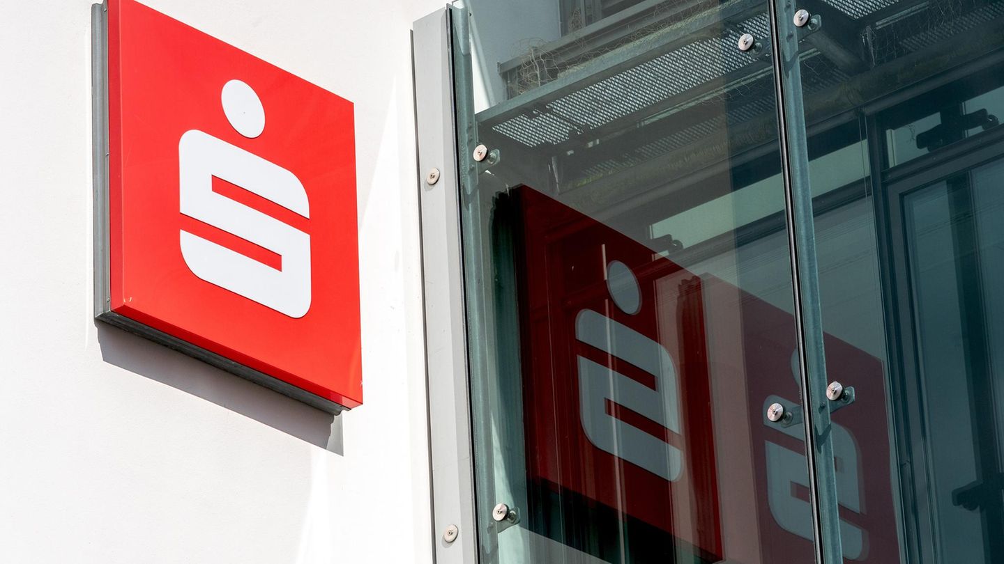 Warum müssen Sparkassen rechtsextreme Kunden akzeptieren? - Capital.de