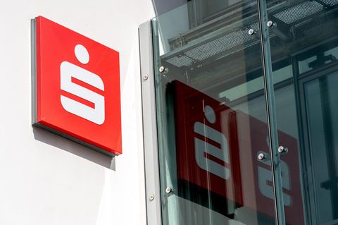 Ein Sparkassenlogo an einer Glaswand