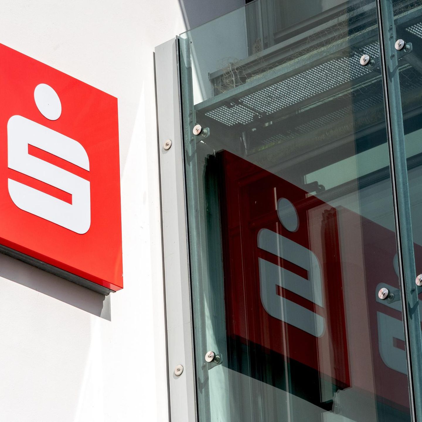 Warum müssen Sparkassen rechtsextreme Kunden akzeptieren? - Capital.de