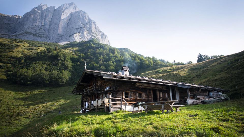 Auf der rustikalen „Stangl Alm“ werden Käse, Quark und Butter für die Hotelküche und -buffets hergestellt