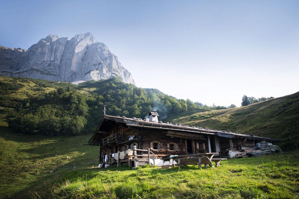 Auf der rustikalen „Stangl Alm“ werden Käse, Quark und Butter für die Hotelküche und -buffets hergestellt