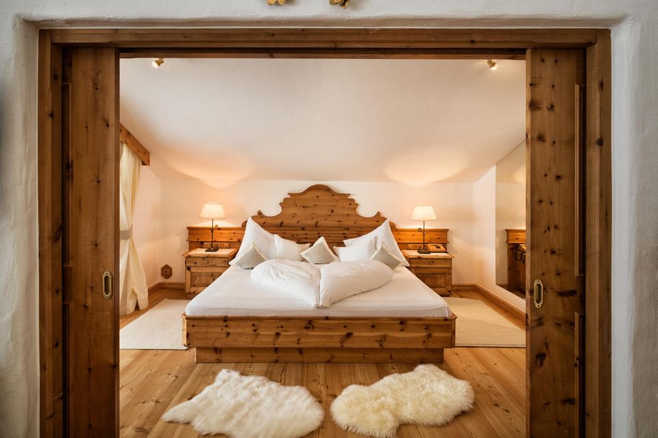In der Einrichtung der Zimmer findet sich viel Holz aus der Region, wie es früher bei Bauernhäusern üblich war