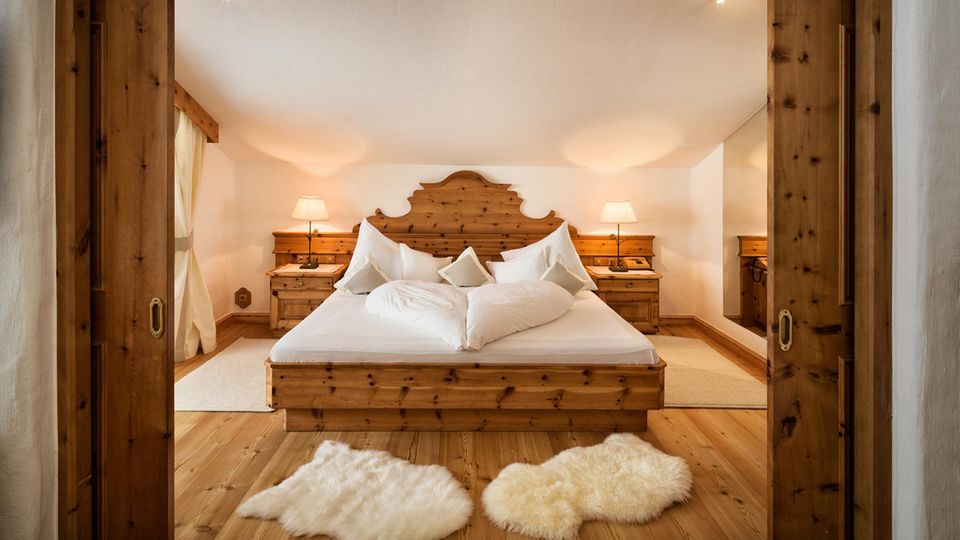 In der Einrichtung der Zimmer findet sich viel Holz aus der Region, wie es früher bei Bauernhäusern üblich war