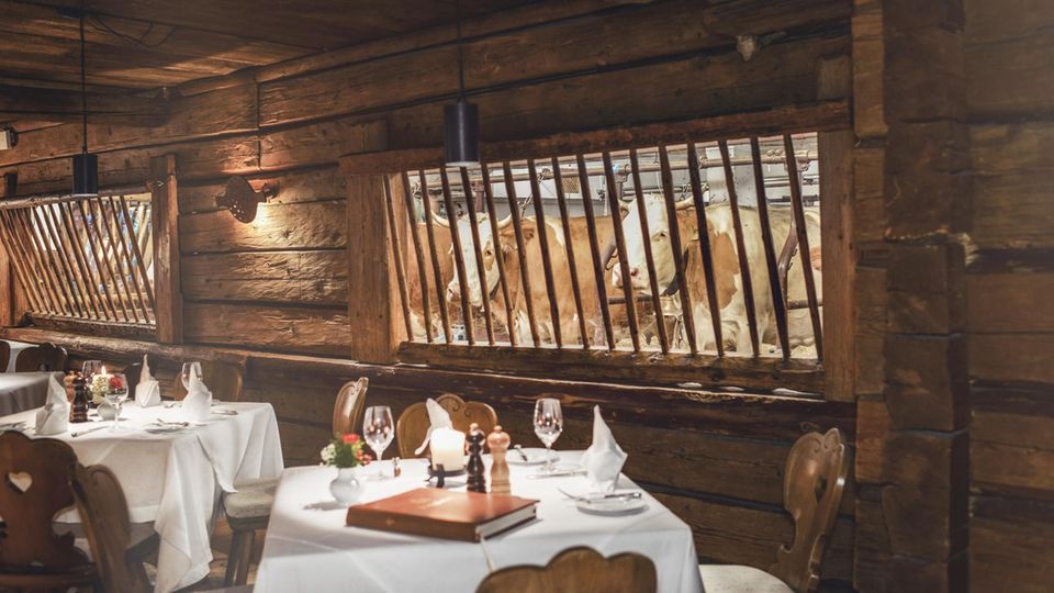 Der „Gasthof Stangl“ hat eine über 400-jährige Geschichte. Von seiner Gaststube blicken die Gäste direkt in den Kuhstall