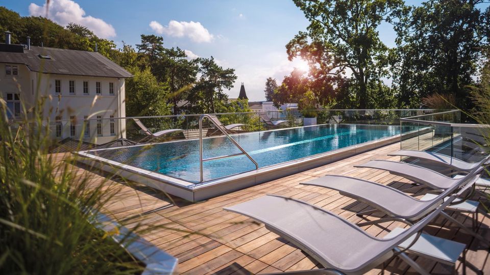 Der Rooftop-Pool des Hotels ist über zwölf Meter lang und auch für sportliche Schwimmer geeignet