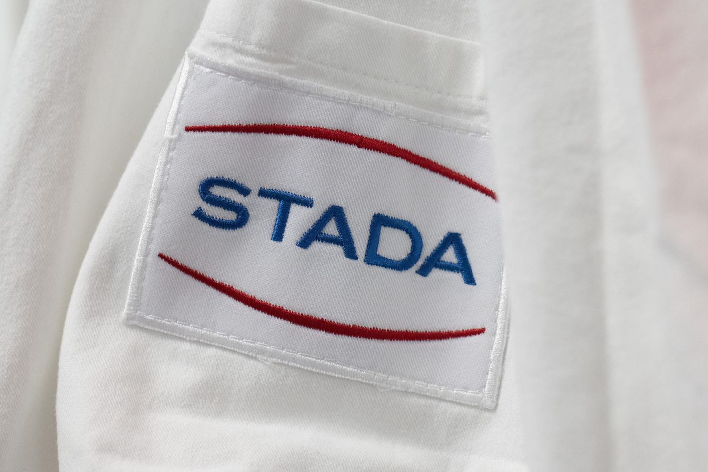 Stada-Logo auf einem weißen Kittel