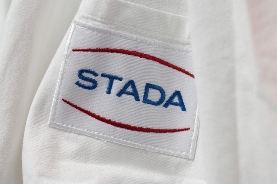 Stada-Logo auf einem weißen Kittel