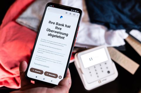 Ein Smartphone zeigt eine Paypal-Mitteilung über eine abgelehnte Überweisung per E-Mail