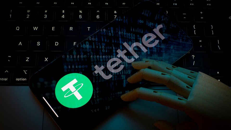 Kryptowährung: Tether-Logo auf dem Bildschirm eines Mobilgeräts Kryptowährung: Tether-Logo auf dem Bildschirm eines Mobilgeräts