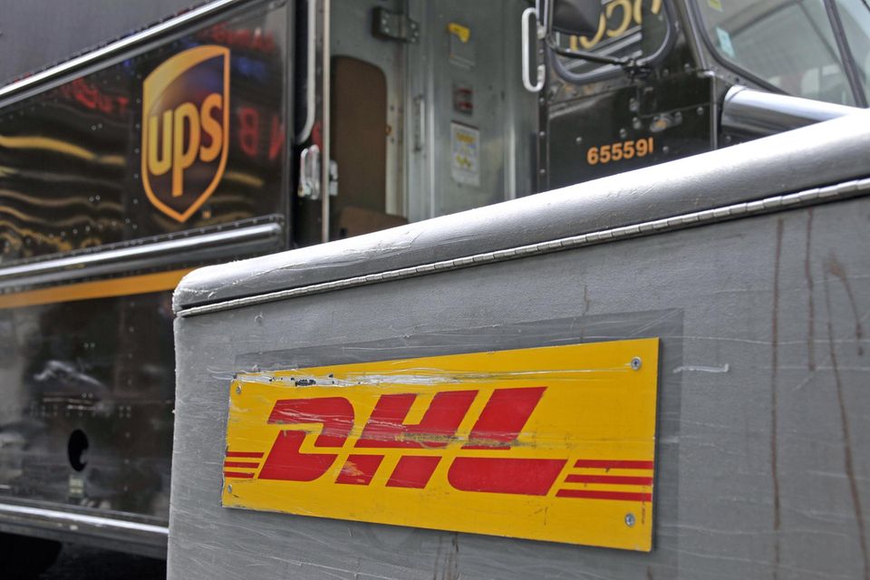 Die Logos von UPS und DHL sind zu sehen