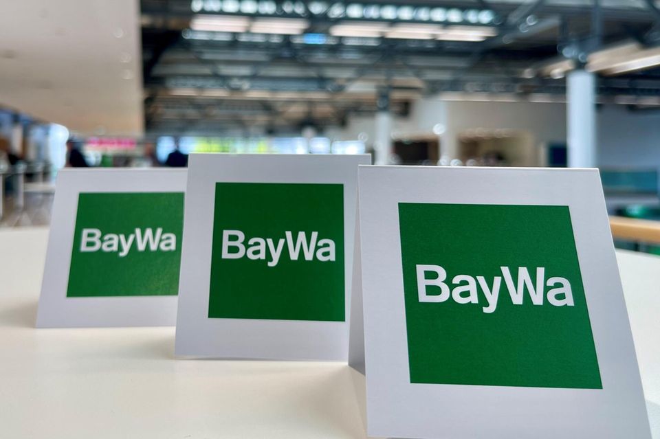 All'assemblea generale annuale di BayWa a Monaco, i supporti di carta vengono posizionati su un tavolo