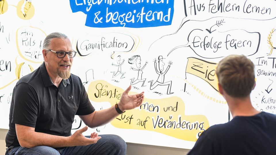 EnBW Ausbildungsleiter Karsten Wagner spricht mit einem Auszubildenden