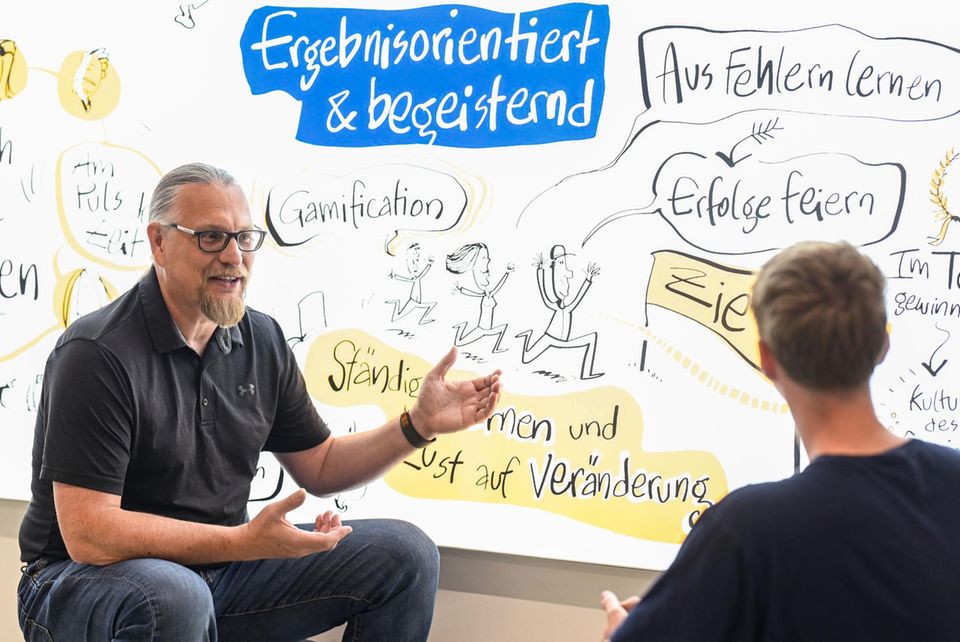 EnBW Ausbildungsleiter Karsten Wagner spricht mit einem Auszubildenden