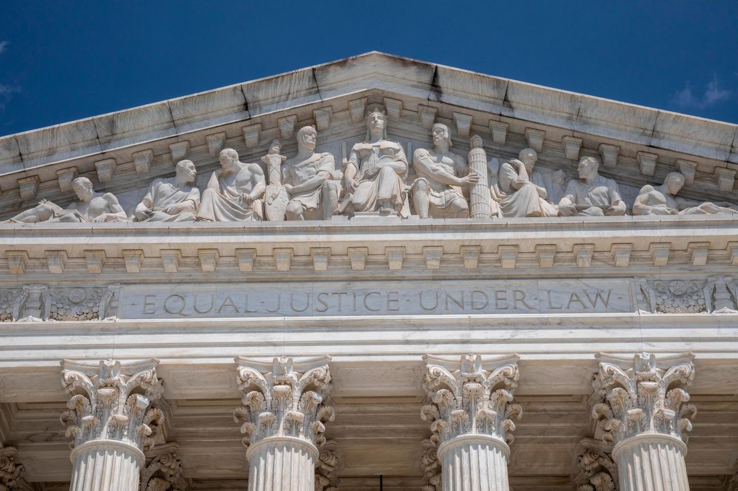 Sulla facciata della Corte Suprema degli Stati Uniti si legge “Giustizia uguale per tutti”: i giudici dovranno presto pronunciarsi sui dazi di Trump