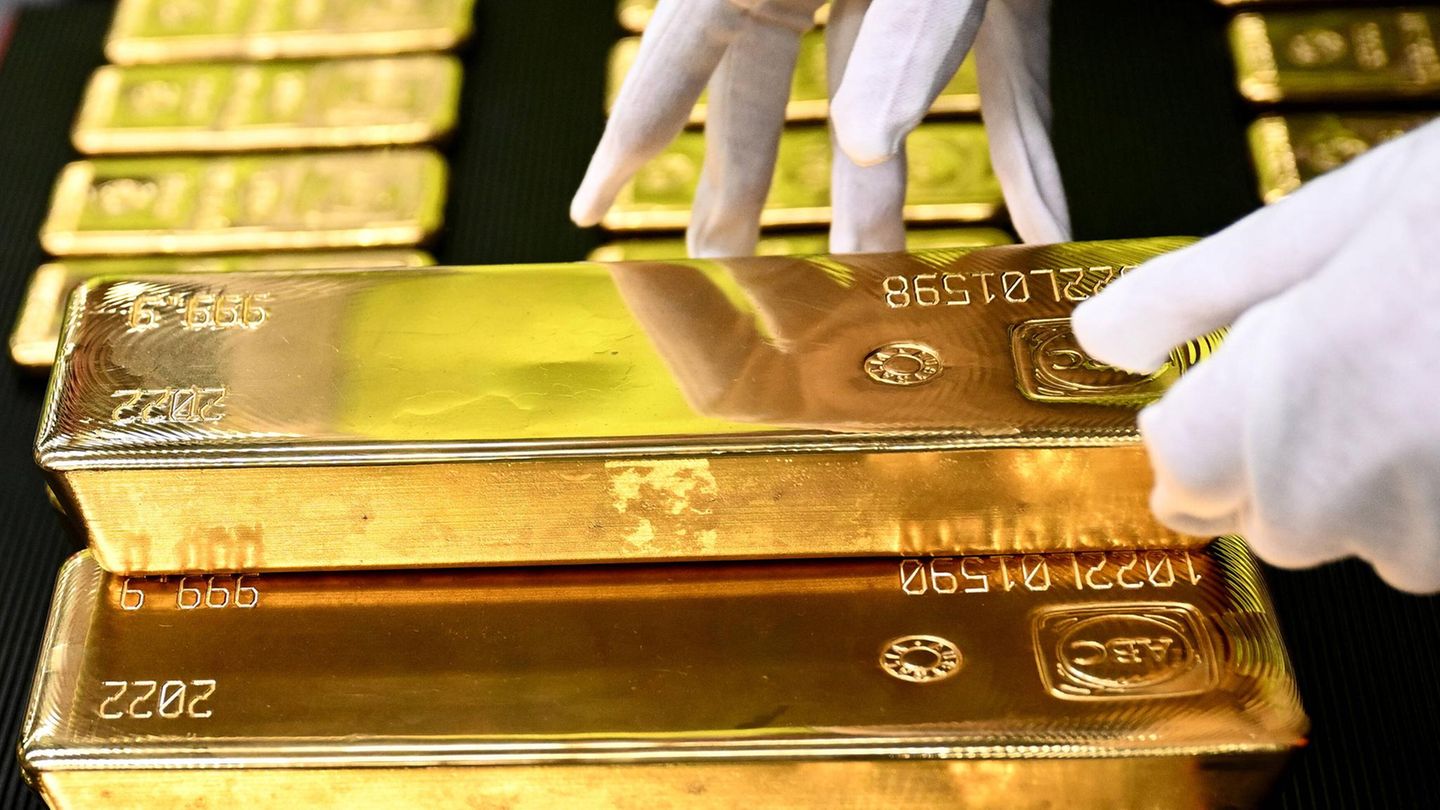 Edelmetall-Gold-springt-auf-Rekordhoch-Dax-f-llt-unter-24-000-Punkte-Marke