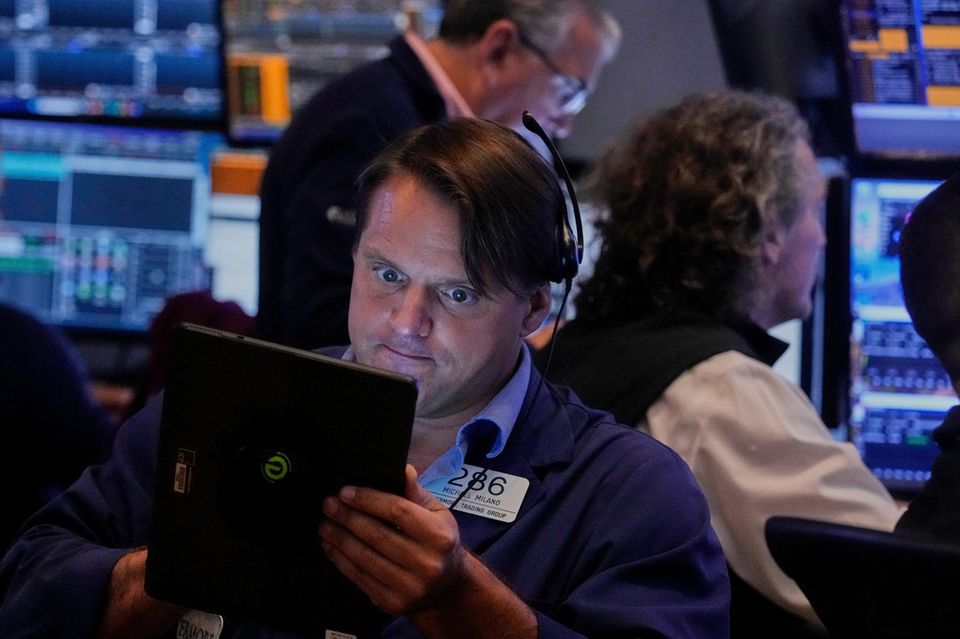 Ein Händler arbeitet im Handelssaal der New Yorker Börse