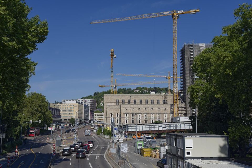 In der Kaskoversicherung wurden laut GDV zwölf der 44 Zulassungsbezirke in Baden-Württemberg höher – und damit schlechter – eingestuft. Betroffen seien dadurch 730.000 Autofahrer. Bei der Vollkaskoversicherung verschlechterten sich demnach die Klassen in Baden-Baden, Stuttgart (Foto), Waldshut und im Main-Tauber-Kreis. Die Teilkasko-Klassen verschlechterten sich in Böblingen, Calw, Heidenheim, Karlsruhe (Land), Ludwigsburg, Schwäbisch-Hall, Stuttgart, im Ostalbkreis und Rems-Murr-Kreis. Lediglich Lörrach verbesserte sich bei der Teilkasko-Klasse.  Bei der Haftpflichtversicherung erhöhten sich laut GDV die Regionalklassen in fünf Bezirken für rund 830.000 Menschen und sanken in sechs Bezirken für rund 630.000 Versicherte. Demnach verschlechterten sich die Einstufungen im Enzkreis, Rems-Murr-Kreis, Rhein-Neckar-Kreis, Schwarzwald‑Baar‑Kreis und in Heidelberg. Besser wurden Biberach/Riss, Emmendingen, Karlsruhe (Stadt), Pforzheim, Ravensburg und der Neckar‑Odenwald‑Kreis eingestuft.