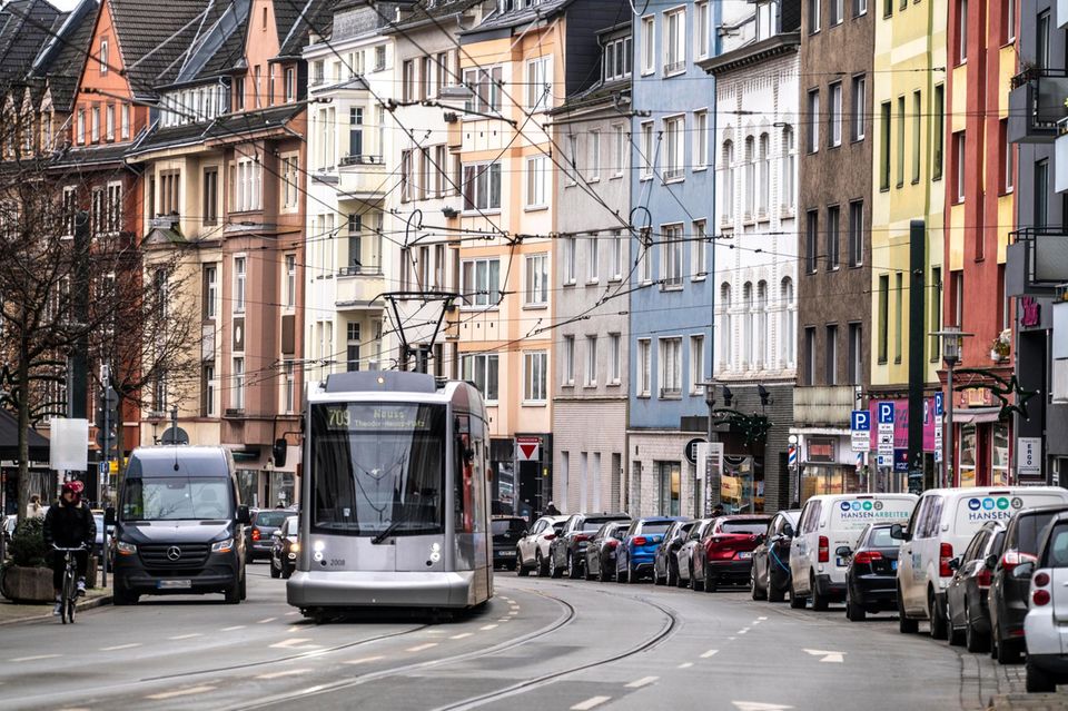 13 der insgesamt 53 Zulassungsbezirke Nordrhein-Westfalens wurden in der Kfz-Haftpflichtversicherung hochgestuft. Darunter sind Bielefeld, Bochum, Oberhausen, Hamm und Wesel. Dort könnte die Kfz-Versicherung für rund zwei Millionen Versicherte nun teurer werden. Niedrigere Einstufungen gab es den vier Bezirken Gütersloh, Soest, Lippe und Steinfurt mit insgesamt rund 840.000 Autofahrerinnen und Autofahrern. Die beste Schadenbilanz erreichte laut GDV der Bezirk Höxter, in Gelsenkirchen war die Schadenbilanz am schlechtesten. In der Kaskoversicherung ändert sich in Nordrhein-Westfalen wenig. „Für über 90 Prozent der rund 8,3 Millionen Kaskoversicherten bleibt es bei den Regionalklassen des Vorjahres“, so der GDV.