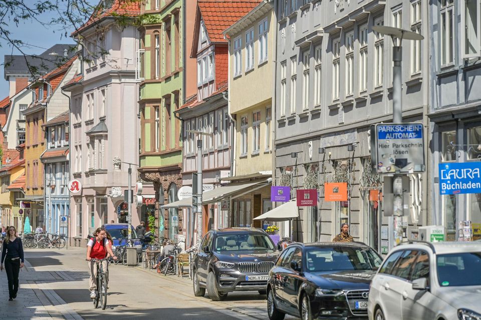Knapp 500.000 Autofahrer in Niedersachsen müssen mit einer höheren Einstufung in der Kfz-Haftpflichtversicherung rechnen. Teurer wird es unter anderem in Osnabrück, Uelzen und Wolfenbüttel. Auch die Landkreise Rotenburg, Nienburg und Göttingen (Land) rutschen in eine höhere Regionalklasse. Rund 290.000 Versicherte in Göttingen (Stadt; Foto), Cloppenburg, Holzminden, Friesland und Wesermarsch profitieren laut GDV von günstigeren Regionalklassen. Die beste Schadenbilanz erreichte den Angaben zufolge erneut der Kreis Lüchow-Dannenberg; am schlechtesten war die Schadensbilanz wie im Vorjahr in Hannover. Weniger Veränderungen gibt es bei der Kaskoversicherung, die für Schäden am eigenen Auto aufkommt: Von den rund 3,9 Millionen Kaskoversicherten rutschen rund 240.000 in eine höhere und etwa 300.000 in eine niedrigere Klasse.  In Bremen gelten der Regionalstatistik zufolge weiterhin gute Schadenbilanzen und niedrige Regionalklassen. Im kleinsten Bundesland bleibe es in der Kfz-Haftpflichtversicherung bei der Regionalklasse 7. Damit ist Bremen bundesweit die zweitgünstigste Großstadt mit mehr als 300.000 Einwohnern nach Münster.
