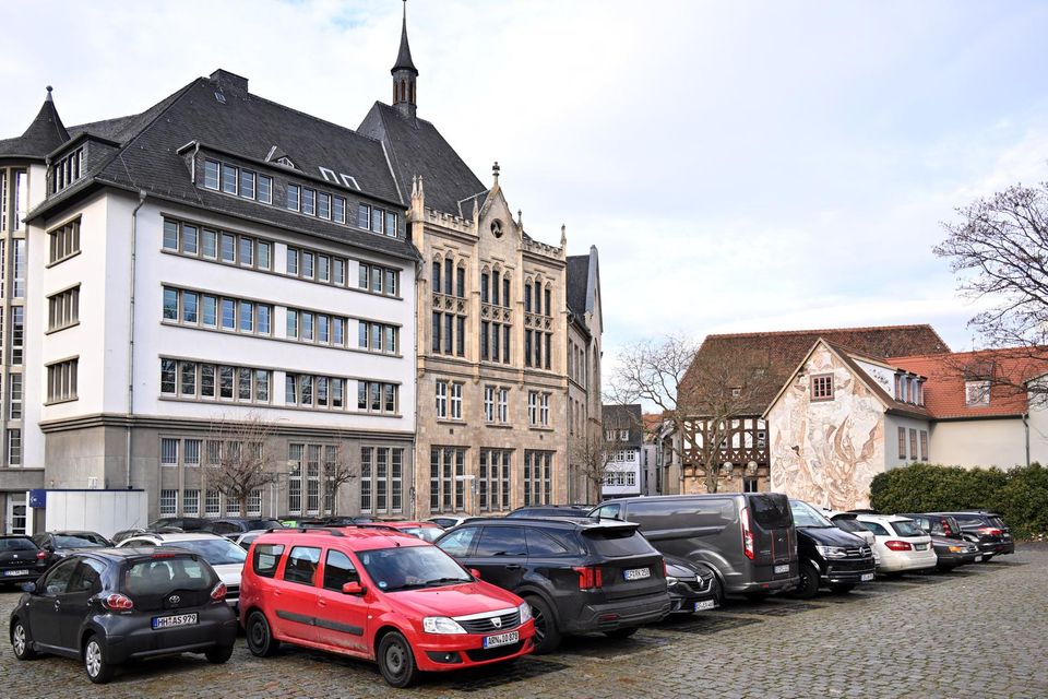 Laut GDV ändern sich im kommenden Jahr für 200.000 Autofahrer in Thüringen die Regionalklassen in der Kfz-Haftpflichtversicherung. In den Kreisen Weimarer Land, Saale-Holzland und Schmalkalden-Meiningen ergeben sich niedrigere Einstufungen. Davon profitieren rund 160.000 Autohalter. In der Stadt Jena hingegen müssen sich 40.000 Autofahrer auf eine Höherstufung einstellen. In den Kaskoversicherungen ändern sich laut GDV in acht der 22 thüringischen Bezirke die Regionalklassen. Dadurch steigen die Einstufungen für rund 70.000 Voll- oder Teilkaskoversicherte, während sie für rund 80.000 Versicherte sinken.