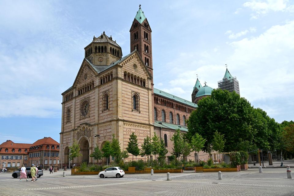 Für etwa 260.000 der rund 2,3 Millionen Autofahrenden in Rheinland-Pfalz ergeben sich ungünstigere Regionalklassen in der Kfz-Haftpflichtversicherung: unter anderem in Speyer (Foto), Pirmasens und im Rhein-Lahn-Kreis. Dort wird es wohl teurer. Auf niedrigere Prämien dürfen dagegen 350.000 Versicherte unter anderem in Worms, Bitburg-Prüm und Idar-Oberstein hoffen. Die beste Schadensbilanz in Rheinland-Pfalz erreichte den Angaben zufolge der Zulassungsbezirk Cochem-Zell, die meisten Schäden gab es in Ludwigshafen. In der Kaskoversicherung bleibt nach GDV-Berechnungen für fast 90 Prozent der etwa 2,1 Millionen Kaskoversicherten im Land alles beim Alten.