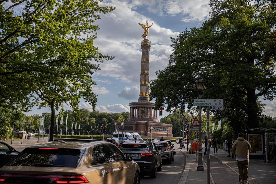 In Berlin kam es im bundesweiten Vergleich erneut zu überdurchschnittlich vielen Autounfällen. Deshalb dürften bald die Beiträge für Kaskoversicherungen für alle rund 420.000 Autofahrer steigen. Der GDV hat Berlin bei den sogenannten Regionalklassen für die Teilkaskoversicherung um eine weitere Stufe hochgesetzt. „Daher rutschen alle rund 420.000 Berliner Teilkaskoversicherten im kommenden Jahr in eine höhere Regionalklasse“, hieß es. Bei der Vollkasko- sowie der Haftpflichtklasse steht die Hauptstadt bereits seit einiger Zeit jeweils in der höchsten Stufe.