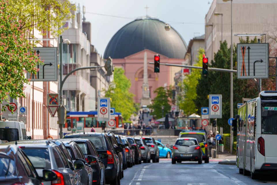 Für viele Hessen wird das Autofahren im kommenden Jahr ebenfalls teurer. Hochgestuft werden rund 720.000 Autofahrende in acht hessischen Zulassungsbezirken. So in der Stadt Kassel, Wiesbaden, Darmstadt (Foto) und Wetzlar. Gleiches gilt für Heppenheim, Hersfeld-Rotenburg, Rheingau-Taunus und Waldeck-Frankenberg. Lediglich im Schwalm-Eder-Kreis und im Vogelsbergkreis hat es so wenig gekracht, dass ab 2026 günstigere Prämien möglich sind.  Unverändert teuer bleibt die Autohaftpflicht in der Stadt Offenbach, wo wie in Kassel und Wiesbaden die höchste Regionalklasse 12 gilt. Erneut hat Offenbach die bundesweit schlechteste Schadensbilanz, dicht gefolgt von Berlin. Fast 40 Prozent liegen in den beiden Städten die Schäden über dem Schnitt.