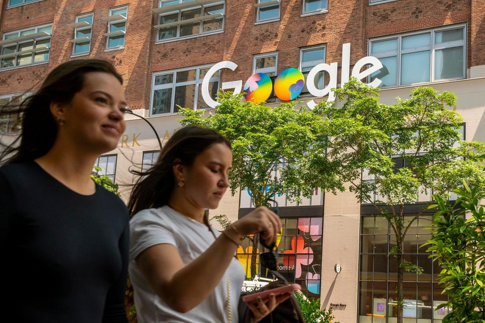 Google-Logo an einem Gebäude in New York