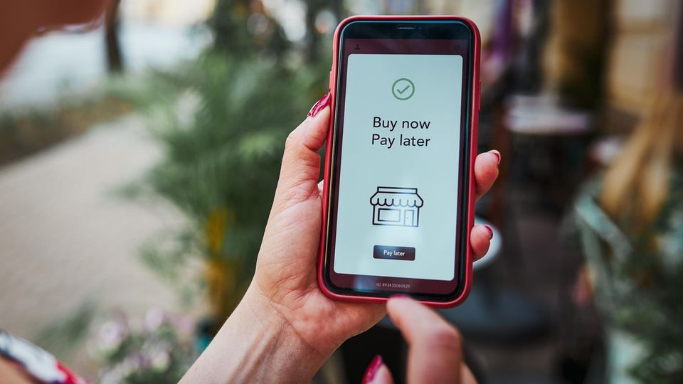 Buy now pay later auf einem Smartphone Buy now pay later auf einem Smartphone