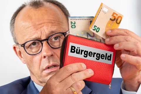 Friedrich Merz entnimmt dem Geldbeutel mit Bürgergeld 50 Euro (Fotomontage)