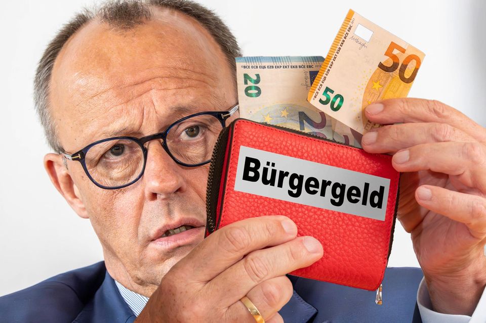 Friedrich Merz entnimmt dem Geldbeutel mit Bürgergeld 50 Euro (Fotomontage)