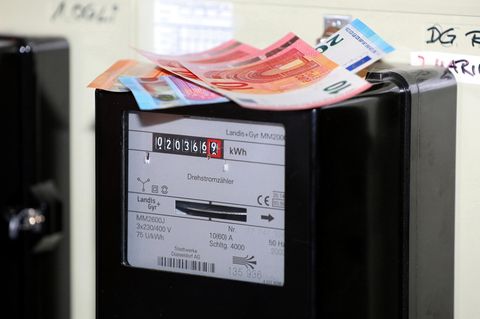 Stromzähler mit Geldscheinen