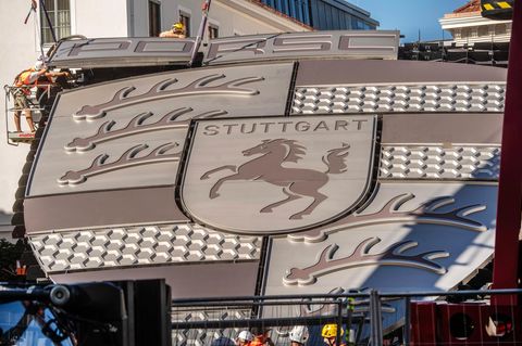 Aufbau des Porsche-Messestandes bei der IAA in München