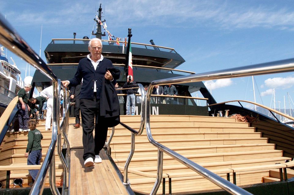 So entschieden wie Giorgio Armani hier im April 2008 in der Bucht von Viareggio seine Megajacht verlässt, so entschlossen manövrierte er sein Modehaus, das sich zum verzweigten Lifestyle-Konzern wandelte. Er lehnte einen Börsengang konsequent ab, ebenso die Übernahmeangebote von Konkurrenten wie LVMH oder Hedgefonds. Er sah in alledem eine Gefahr für das Lebenswerk, das seinen Namen trug, und fürchtete den Kontrollverlust. Beispiele wie der Verkauf von Versace schreckten ihn ab. Stattdessen betonte er noch in seinem letzten Interview mit der „Financial Times“ vor wenigen Wochen, wie wichtig ihm ein behutsamer Übergang des Unternehmens in vertraute Hände sei, um dessen Profil und Tradition zu bewahren. Den Launch der Web-Plattform Armani/Archivio, die zentrale Meilensteine seiner Modegeschichte digital aufbereitet, erlebte der Patriarch gerade noch mit.